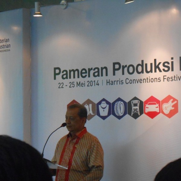 Kegiatan Setting Display Pameran Produksi Indonesia