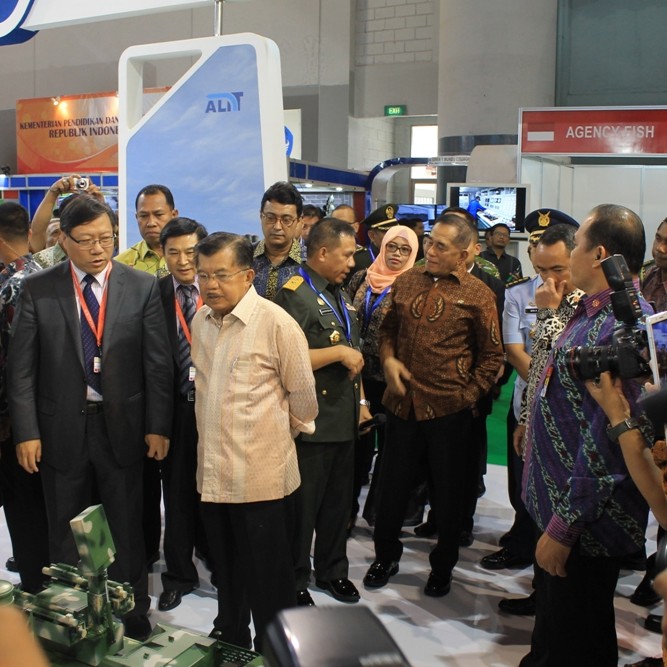 8a. Bapak Jusuf Kalla Mengunjungi Salah satu stand di Indo Defence.JPG