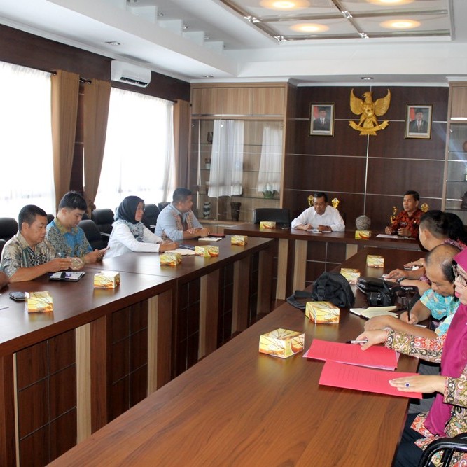 Kunjungan Dinas Perindustrian dan Perdagangan Provinsi Kalimantan Barat ke Balai Besar Keramik